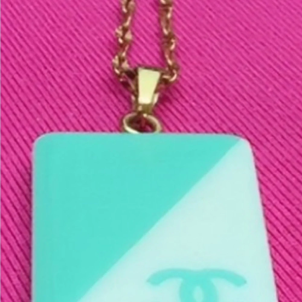 Chanel Vintage very rare pendant withCC Logo two tones blue and white gold Stamp - Picture 5 of 8